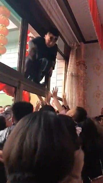 伴娘门在线观看8分钟,8分钟速览，揭开神秘婚礼幕后的秘密